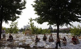 Các tình nguyện viên ngồi nghỉ trên các bao cát gần sông Elbe