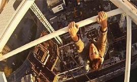 Nam sinh trèo cần trục cao 80m ngắm bình minh