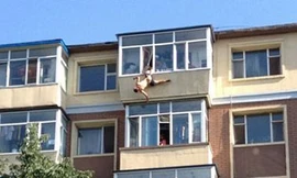 Thót tim cảnh vợ cứu chồng khỏi cú nhảy lầu tự tử