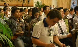 Các bạn sinh viên chăm chú ghi chép kinh nghiệm từ các nhà doanh nhân