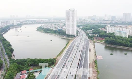 Thông xe cầu vượt 'trăm tỷ' qua hồ Linh Đàm 