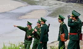 Nơi con sông Hồng chảy vào đất Việt