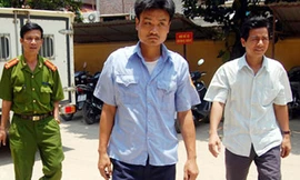 Bắt kẻ lao xe vào công nhân đình công