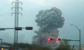 Khói bốc lên từ hiện trường vụ nổ ở nhà máy phân bón tại bang Texas