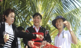 Ông Bùi Văn Cường trong lần thăm mô hình kinh tế của người dân