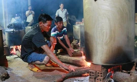 Nấu bánh tét gửi tặng người dân miền Trung