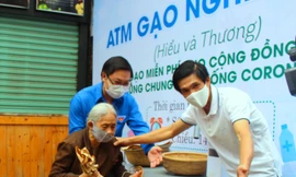 Xếp hàng nhận gạo tại cây ATM do thanh niên Đắk Lắk lập