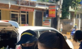 Trao quà tặng tay người khó khăn