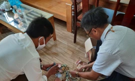 "Mổ" heo đất kiểm đếm tiền ủng hộ của cháu Hùng