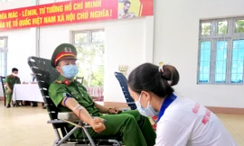 Một chiến sĩ công an tham gia hiến máu