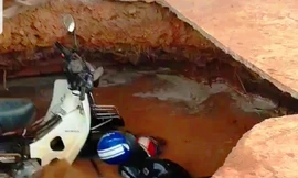 Hố tử thần nuốt 2 xe máy trong trường tiểu học 