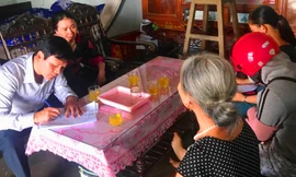 Cán bộ Đắk Lắk đến tận nhà trao tiền hỗ trợ cho người dân