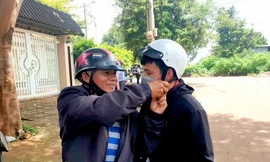 Anh Khánh động viên con đi thi