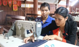 Phụ nữ Êđê học nghề may 