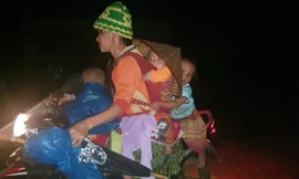 Chị Sáng chở con trong đêm tối 10/11