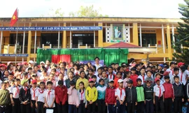 Hoa hậu H' Hen chụp ảnh lưu niệm với học sinh, giáo viên trường THCS Lê Hồng Phong.