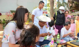 Nặn tò he hút khách.