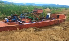 Tàu khai thác cát trên suối Đắk Rí