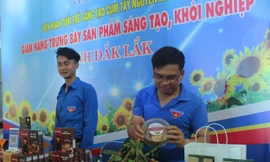 Gian hàng trừng bày sản phẩm khởi nghiệp của thanh niên