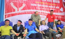 Các chiến sĩ công an ở huyện M'đrắk đi hiến máu