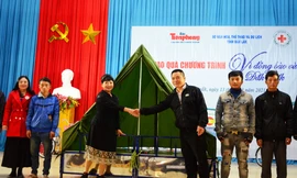 Trưởng Ban tổ chức trao tượng trưng giường bè cho Lãnh đạo xã Cư San