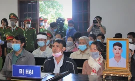 Gia đình bị hại có mặt tại tòa từ sớm