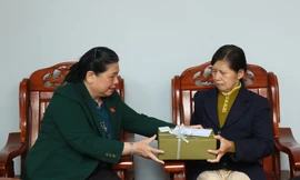 Phó Chủ tịch Thường trực Quốc hội, trao quà cho gia đình nguyên lãnh đạo tỉnh Đắk Lắk