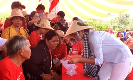 Hoa hậu H’ Hen Niê hướng dẫn người dân dùng thuốc theo đơn.