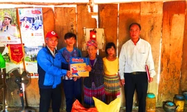 Cán bộ huyện Krông Pắk tặng quà cho người khó khăn