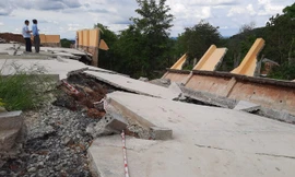 sân đa năng, tường bê tông bị đổ sập - Ảnh: Zing