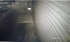 Ông Hán tiểu tiện vào cửa hàng của dân