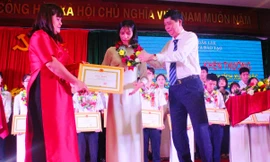 Phó Chủ tịch UBND tỉnh, Giám đốc Sở GD&ĐT tặng Bằng khen cho học sinh