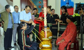 Ché có mặt trong lễ cúng sức khỏe.