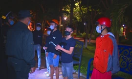 Cảnh sát cơ động nhắc nhở thanh niên không tập trung đông người