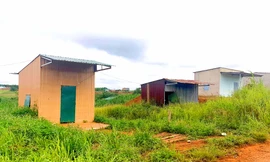 Những ngôi nhà đóng cửa im lìm tại khu tái định cư