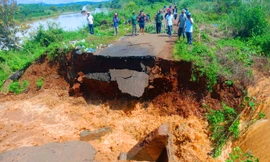 Đường dân sinh bị xé toạc