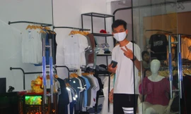 Một người dân bày tỏ niềm vui khi có lệnh gỡ bỏ phong tỏa