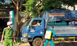 Phun khử khuẩn phương tiện ra, vào vùng dịch