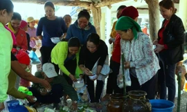 Bà con người Gia Rai chuẩn bị lễ vật cúng thần buôn