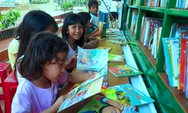 Học sinh trường THCS Ngô Mây đọc sách ở sân trường