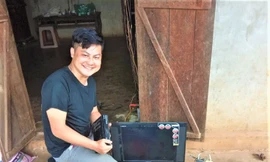 Anh Triệu Văn Chi, lau lại chiếc tivi để dùng