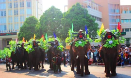Đàn voi Đắk Lắk trình diễn trong Lễ hội cà phê Buôn Ma Thuột