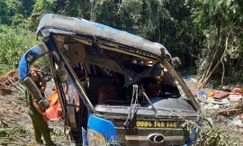 Chiếc xe khách bị biến dạng