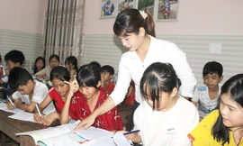 Thầy cô biến nhà riêng thành nơi dạy miễn phí cho trẻ em vùng sâu