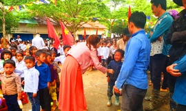 Cô giáo ở vùng sâu Đắk Nông dỗ dành học sinh ngày đầu tựu trường