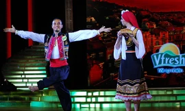 Mắc thủy đậu nhưng Anh Khoa vẫn rất nỗ lực bên cạnh sự hướng dẫn tận tình của bạn nhảy