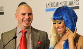 Nữ rapper nổi loạn mặc áo lót đi công bố đề cử