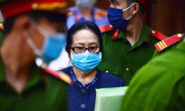 Bà Bạch Diệp phản tố, cho rằng mình bị lừa.