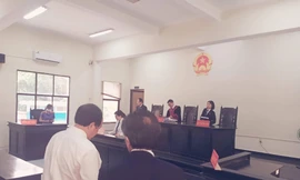 Chủ tọa đang công bố quyết định dừng phiên tòa trưa nay. Ảnh: Tân Châu.