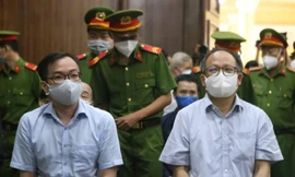 Ông Tề Trí Dũng (trái) và ông Tất Thành Cang tại phiên tòa.